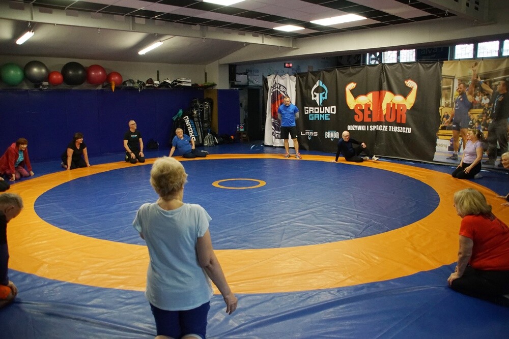 Aktywni seniorzy i wesoła atmosfera na zajęciach fundacji Zapasy Sportem Wszystkich Dzieci.