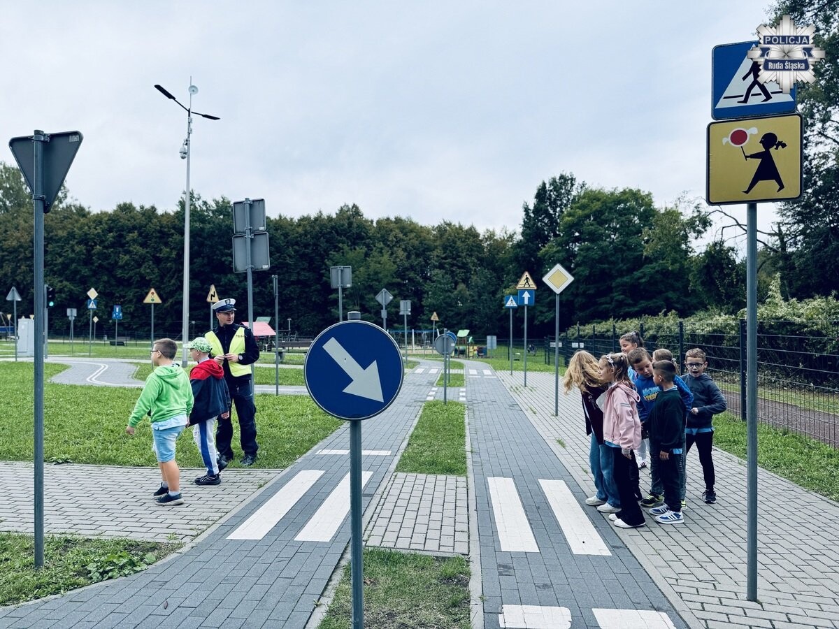 Policjanci z Rudy Śląskiej przeprowadzili zajęcia dla dzieci z zasad ruchu drogowego / fot. KMP Ruda Śląska