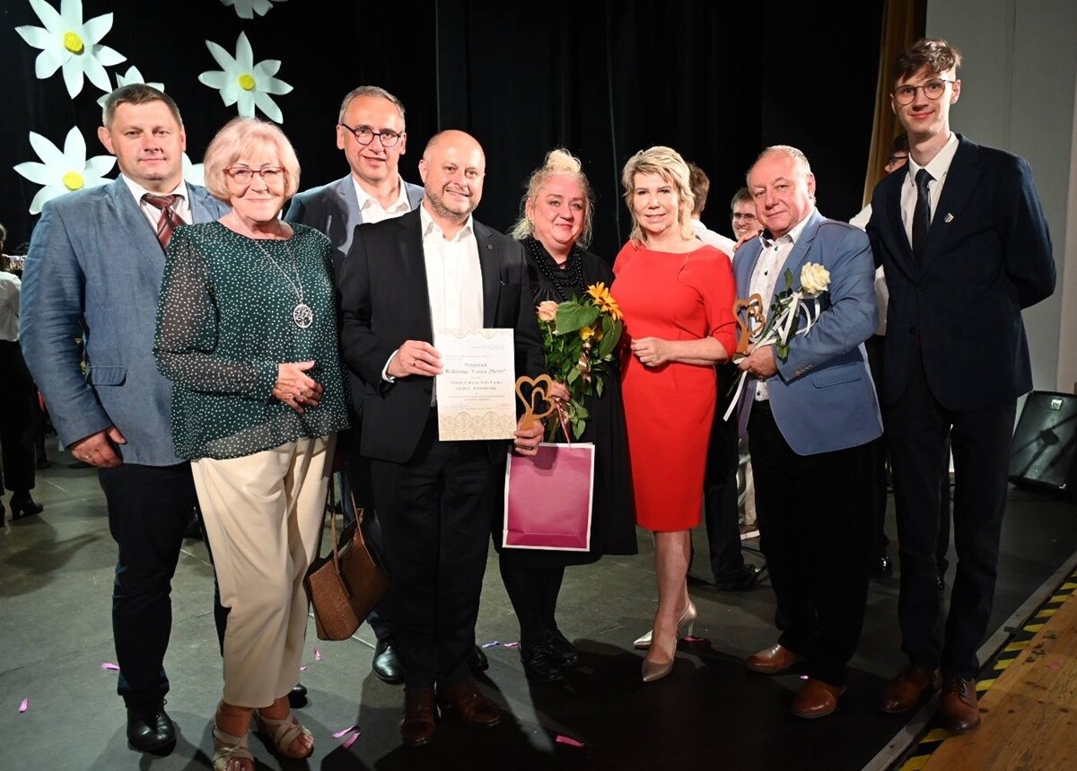 Podczas uroczystego zakończenia sezonu artystycznego Rudzkiego Teatru Pierro, prezydent Michał Pierończyk został uhonorowany symboliczną statuetką i tytułem „Przyjaciela Teatru”. / fot. UM Ruda Śląska