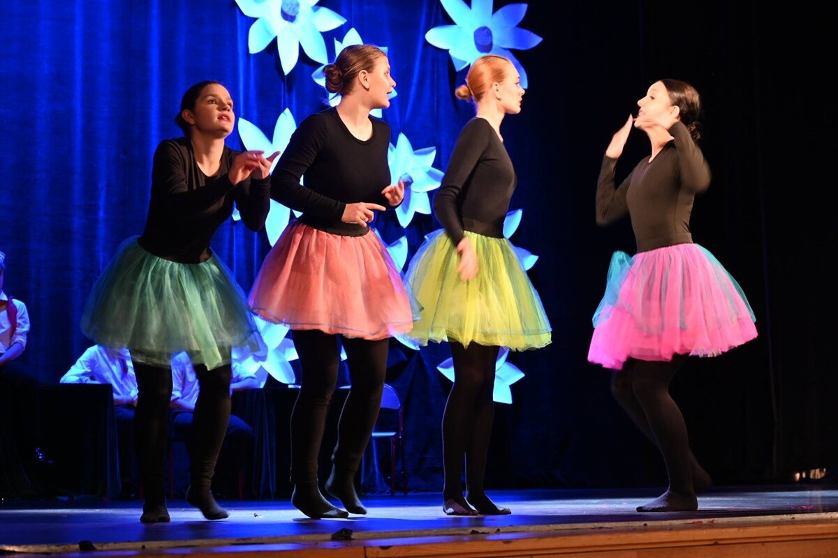 Podczas uroczystego zakończenia sezonu artystycznego Rudzkiego Teatru Pierro, prezydent Michał Pierończyk został uhonorowany symboliczną statuetką i tytułem „Przyjaciela Teatru”. / fot. UM Ruda Śląska