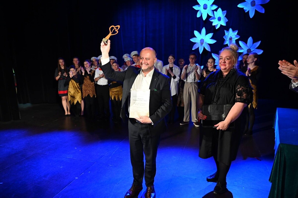 Podczas uroczystego zakończenia sezonu artystycznego Rudzkiego Teatru Pierro, prezydent Michał Pierończyk został uhonorowany symboliczną statuetką i tytułem „Przyjaciela Teatru”. / fot. UM Ruda Śląska