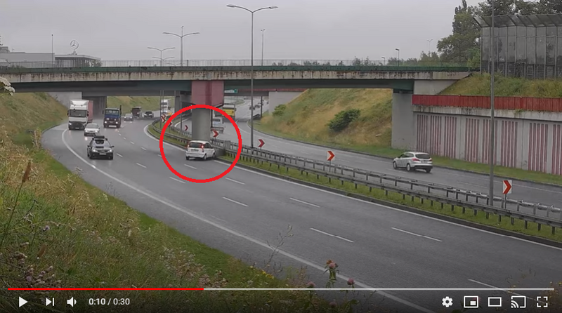 "Zakręt mistrzów": Kierowca stracił panowanie nad samochodem i uderzył w bariery