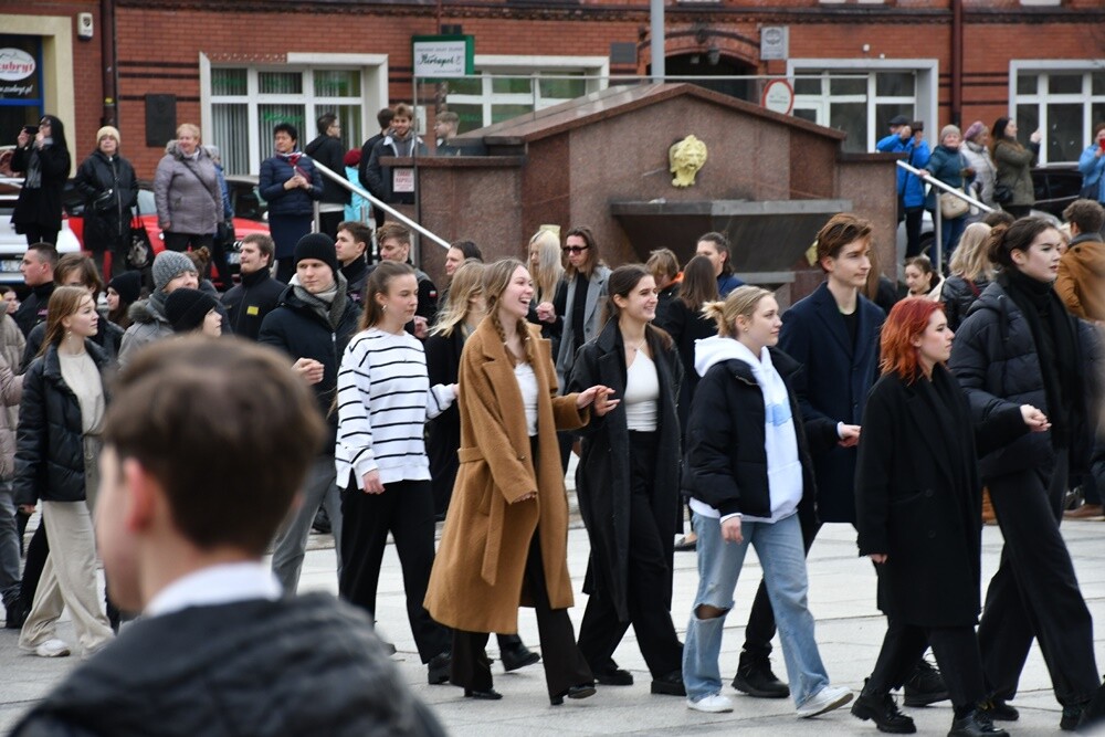 Rudzcy maturzyści już po raz ósmy spotkali się na placu Jana Pawła II, żeby wspólnie zatańczyć poloneza. / fot. Jacek Knapik