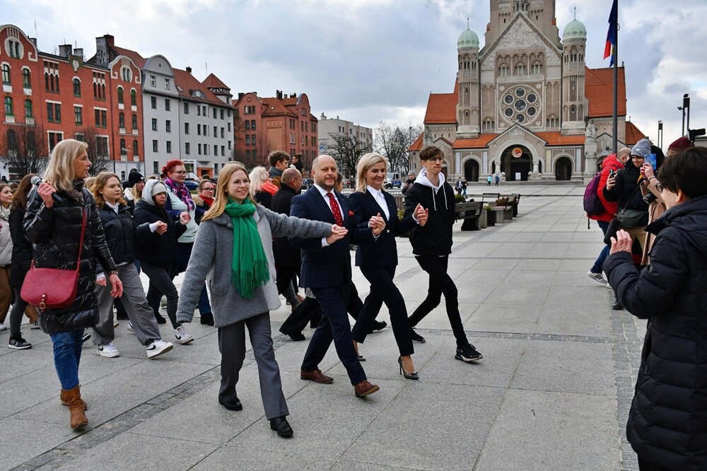 Rudzcy maturzyści już po raz ósmy spotkali się na placu Jana Pawła II, żeby wspólnie zatańczyć poloneza. / fot. Jacek Knapik