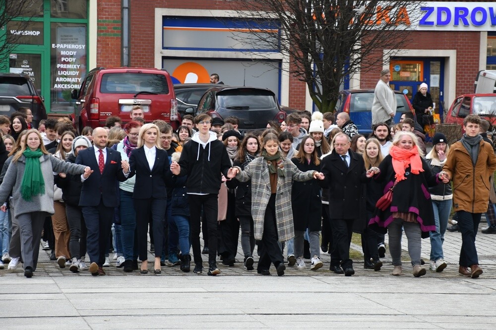 Rudzcy maturzyści już po raz ósmy spotkali się na placu Jana Pawła II, żeby wspólnie zatańczyć poloneza. / fot. Jacek Knapik
