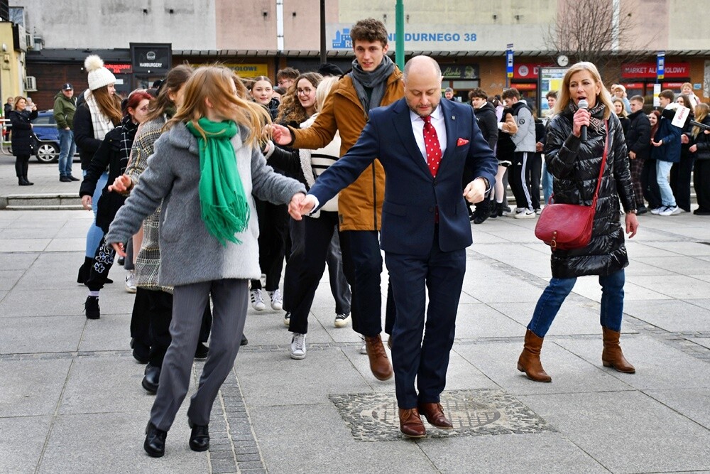 Rudzcy maturzyści już po raz ósmy spotkali się na placu Jana Pawła II, żeby wspólnie zatańczyć poloneza. / fot. Jacek Knapik