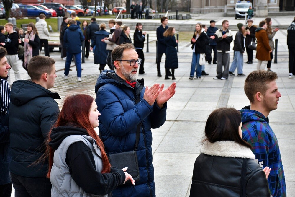Rudzcy maturzyści już po raz ósmy spotkali się na placu Jana Pawła II, żeby wspólnie zatańczyć poloneza. / fot. Jacek Knapik