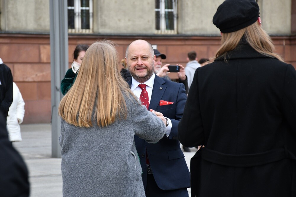 Rudzcy maturzyści już po raz ósmy spotkali się na placu Jana Pawła II, żeby wspólnie zatańczyć poloneza. / fot. Jacek Knapik