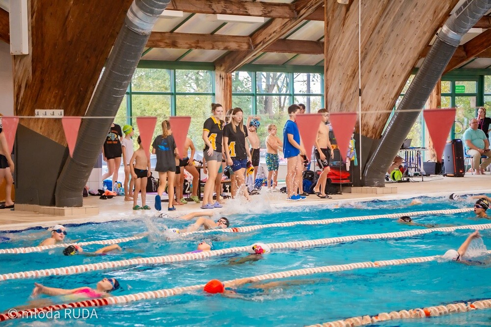 W zawodach zorganizowanych przez UKS Manta Kochłowice wystartowało 180 dzieciaków ze szkółek pływackich z Rudy Śląskiej, Bytomia, Chorzowa i Katowic. / fot. Wojciech Niemiec / Młoda Ruda