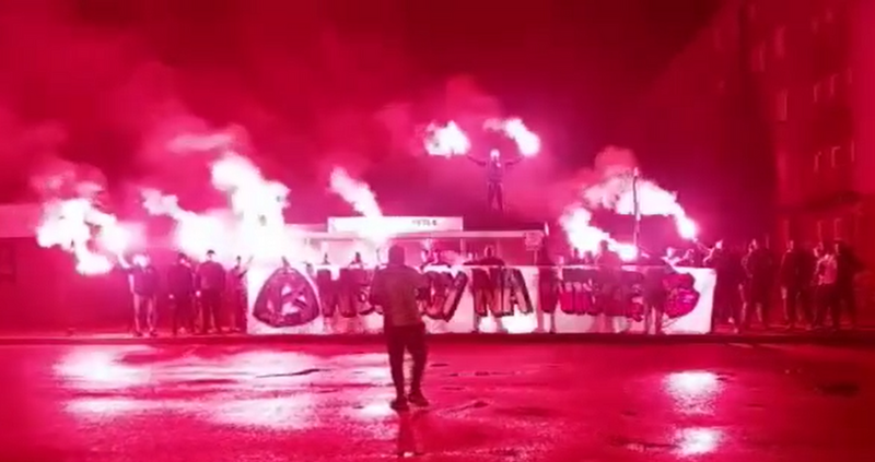 Zbiegowisko kibiców Ruchu Chorzów przed meczem z Wisłą Kraków