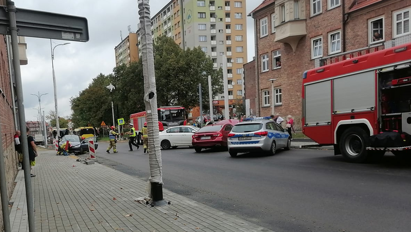 Zderzenie trzech pojazdów na ul. Wolności. Trzy osoby trafiły do szpitala!