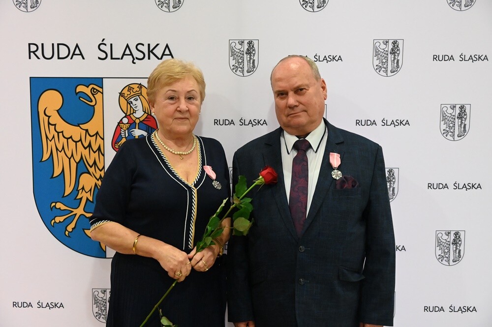 Prawie 70 małżeństw świętowało dziś "Złote Gody" - czyli 50-lecie pożycia małżeńskiego. Pary z Rudy Śląskiej wzięły udział w uroczystości organizowanej przez Urząd Miasta. Z tej okazji każdy z szanownych jubilatów otrzymał medal przyznawany przez prezydenta RP.

fot. UM Ruda Śląska