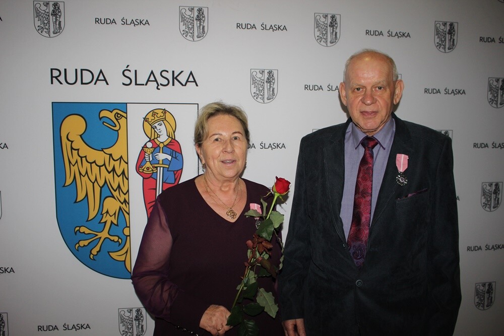 Prawie 70 małżeństw świętowało dziś "Złote Gody" - czyli 50-lecie pożycia małżeńskiego. Pary z Rudy Śląskiej wzięły udział w uroczystości organizowanej przez Urząd Miasta. Z tej okazji każdy z szanownych jubilatów otrzymał medal przyznawany przez prezydenta RP.

fot. UM Ruda Śląska