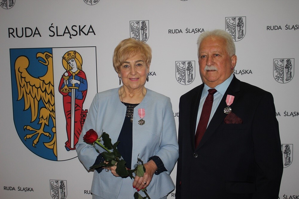 Prawie 70 małżeństw świętowało dziś "Złote Gody" - czyli 50-lecie pożycia małżeńskiego. Pary z Rudy Śląskiej wzięły udział w uroczystości organizowanej przez Urząd Miasta. Z tej okazji każdy z szanownych jubilatów otrzymał medal przyznawany przez prezydenta RP.

fot. UM Ruda Śląska