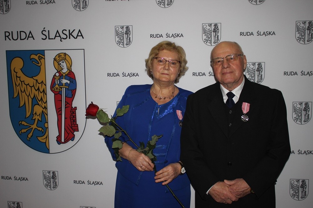 Prawie 70 małżeństw świętowało dziś "Złote Gody" - czyli 50-lecie pożycia małżeńskiego. Pary z Rudy Śląskiej wzięły udział w uroczystości organizowanej przez Urząd Miasta. Z tej okazji każdy z szanownych jubilatów otrzymał medal przyznawany przez prezydenta RP.

fot. UM Ruda Śląska