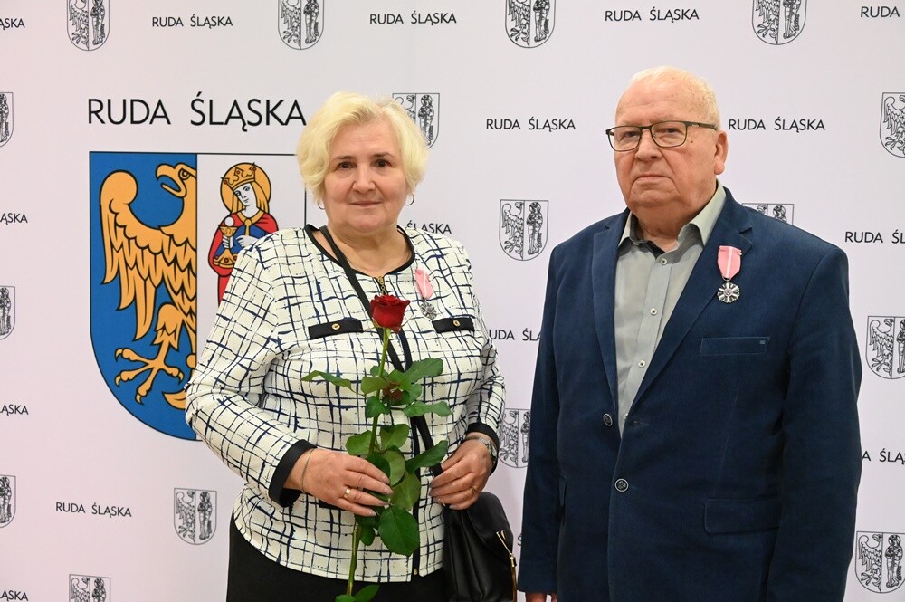 Prawie 70 małżeństw świętowało dziś "Złote Gody" - czyli 50-lecie pożycia małżeńskiego. Pary z Rudy Śląskiej wzięły udział w uroczystości organizowanej przez Urząd Miasta. Z tej okazji każdy z szanownych jubilatów otrzymał medal przyznawany przez prezydenta RP.

fot. UM Ruda Śląska