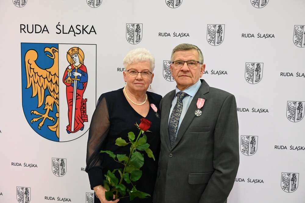 Prawie 70 małżeństw świętowało dziś "Złote Gody" - czyli 50-lecie pożycia małżeńskiego. Pary z Rudy Śląskiej wzięły udział w uroczystości organizowanej przez Urząd Miasta. Z tej okazji każdy z szanownych jubilatów otrzymał medal przyznawany przez prezydenta RP.

fot. UM Ruda Śląska