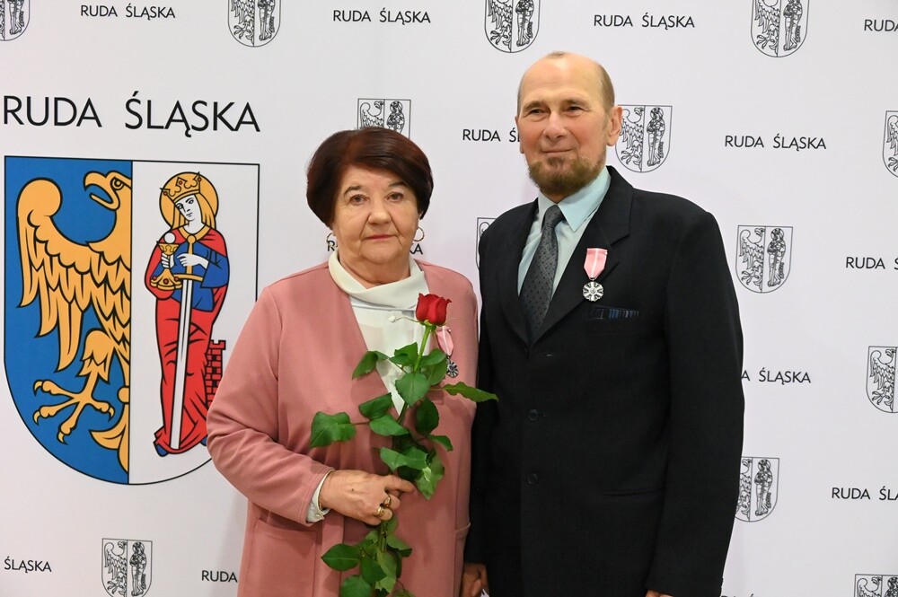 Prawie 70 małżeństw świętowało dziś "Złote Gody" - czyli 50-lecie pożycia małżeńskiego. Pary z Rudy Śląskiej wzięły udział w uroczystości organizowanej przez Urząd Miasta. Z tej okazji każdy z szanownych jubilatów otrzymał medal przyznawany przez prezydenta RP.

fot. UM Ruda Śląska