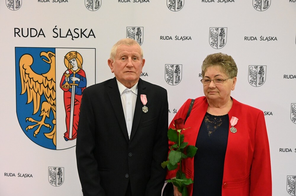 Prawie 70 małżeństw świętowało dziś "Złote Gody" - czyli 50-lecie pożycia małżeńskiego. Pary z Rudy Śląskiej wzięły udział w uroczystości organizowanej przez Urząd Miasta. Z tej okazji każdy z szanownych jubilatów otrzymał medal przyznawany przez prezydenta RP.

fot. UM Ruda Śląska