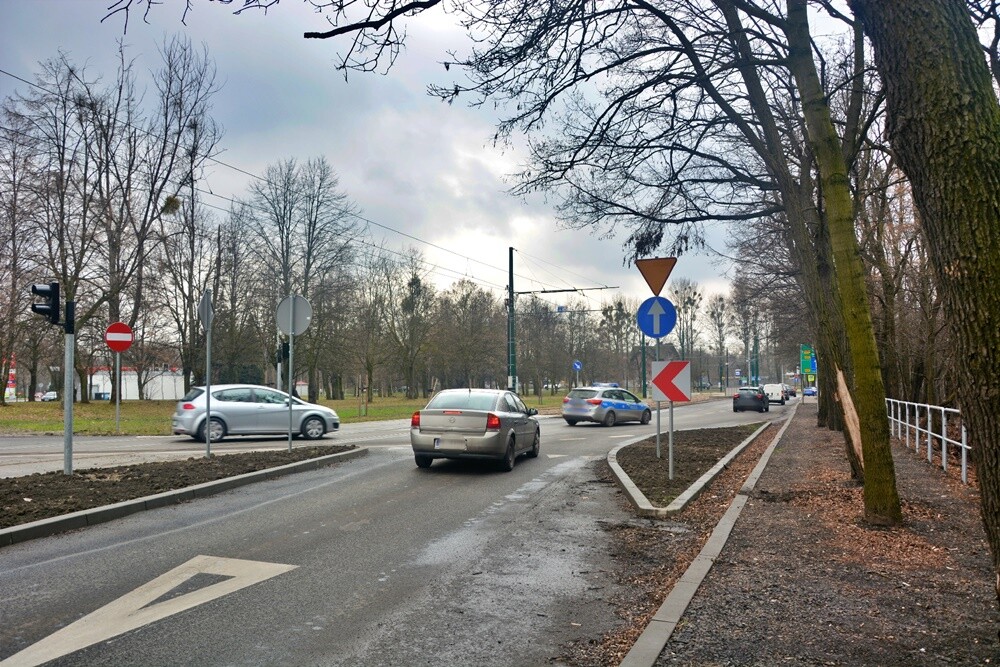 Od ubiegłego tygodnia zmianie uległa organizacja ruchu na skrzyżowaniu ulic Asfaltowej i Drogi do Lipin w dzielnicy Chebzie w Rudzie Śląskiej. 

fot. Jacek Knapik