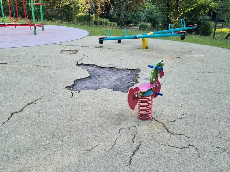 Zniszczony plac zabaw w Nowym Bytomiu. Zamiast zachęcać do zabawy, straszy