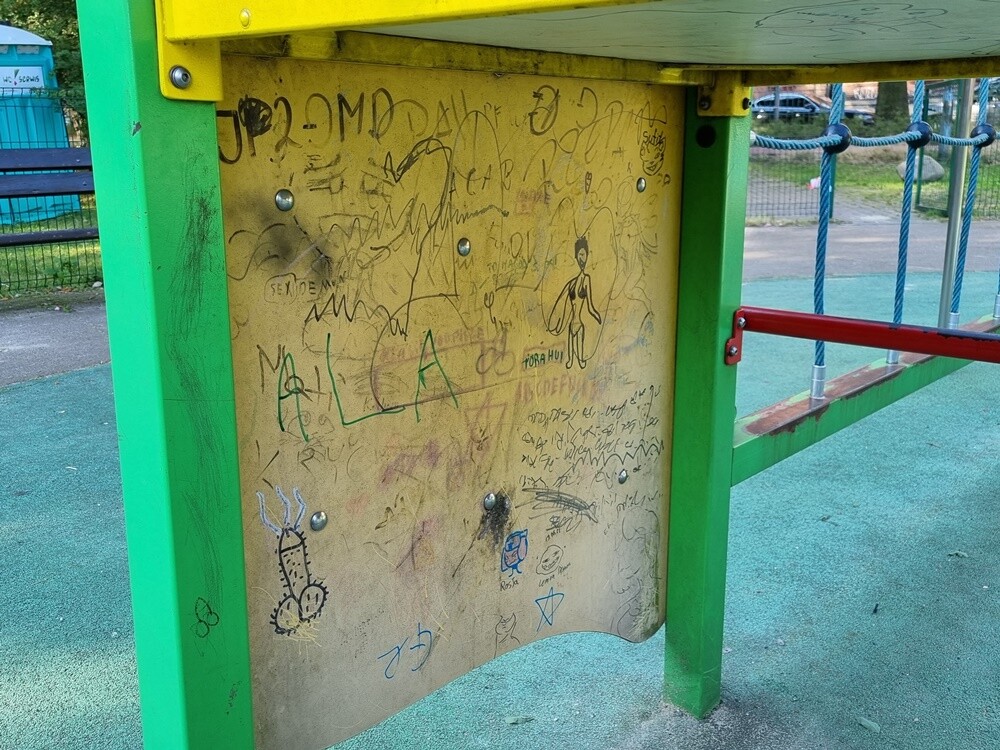 Wulgarne napisy i malunki, uszkodzenia na elementach drewnianych, wyrwane elementy ławek oraz urządzenia, wgniecenie przęseł ogrodzenia, zniszczona nawierzchnia - tak wygląda plac zabaw przy ulicy Parkowej w Nowym Bytomiu.