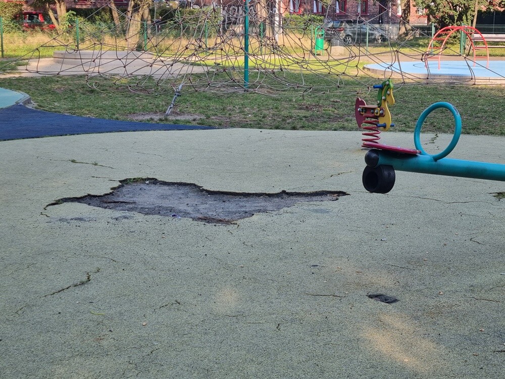 Wulgarne napisy i malunki, uszkodzenia na elementach drewnianych, wyrwane elementy ławek oraz urządzenia, wgniecenie przęseł ogrodzenia, zniszczona nawierzchnia - tak wygląda plac zabaw przy ulicy Parkowej w Nowym Bytomiu.
