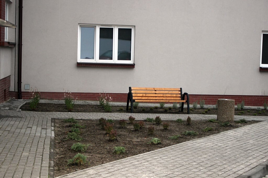 Zakończyła się rewitalizacja trzech kolejnych podwórek. To lokalizacje przy ul. Matejki 2–12, przy ul. Matejki 7, 9 / Górniczej / Wesołej w Rudzie oraz przy ul. Sienkiewicza 11, 13, 13a w Wirku.