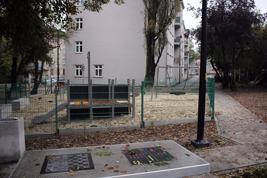 Zakończyła się rewitalizacja trzech kolejnych podwórek. To lokalizacje przy ul. Matejki 2–12, przy ul. Matejki 7, 9 / Górniczej / Wesołej w Rudzie oraz przy ul. Sienkiewicza 11, 13, 13a w Wirku.